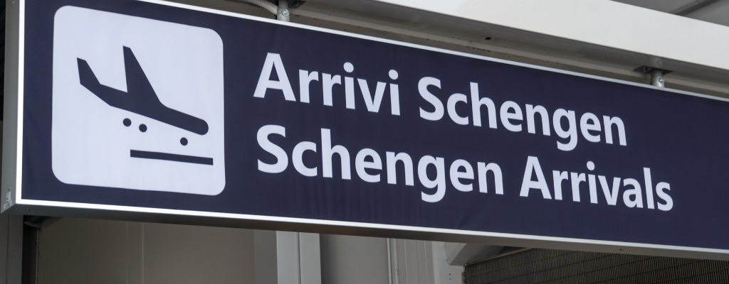 Schild Schengen Ankunft am Flughafen