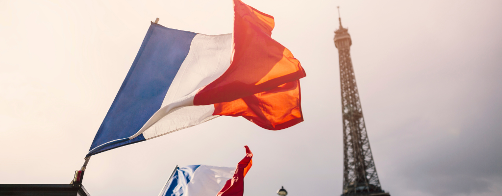 Französische Flagge und Eifelturm